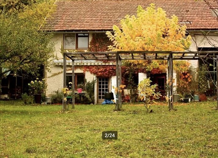 Zonnig huis in Allier, Loddes: vakantiehuis omringd door bloeiende bomen in de Auvergne, Frankrijk.