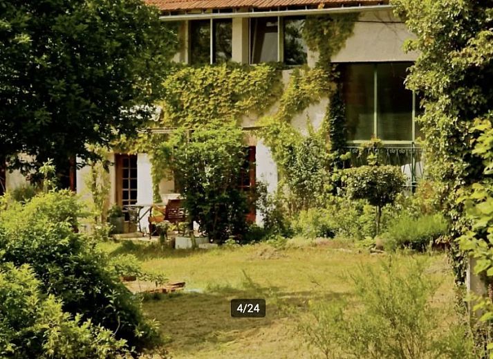 Zonnig huis in Allier, Loddes: vakantiehuis omringd door bloeiende bomen in de Auvergne, Frankrijk.