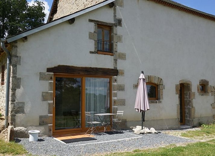 Geniet van het charmante terras bij Vakantiehuisje in Espinasse, gelegen in het prachtige Auvergne, Frankrijk.