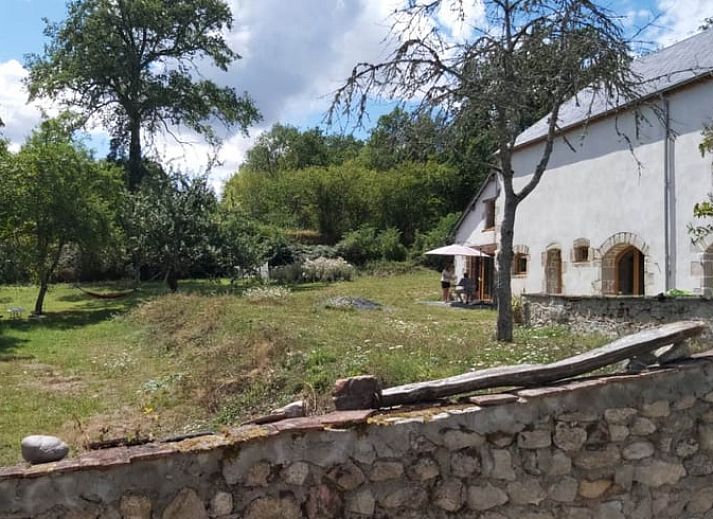 Geniet van het charmante terras bij Vakantiehuisje in Espinasse, gelegen in het prachtige Auvergne, Frankrijk.