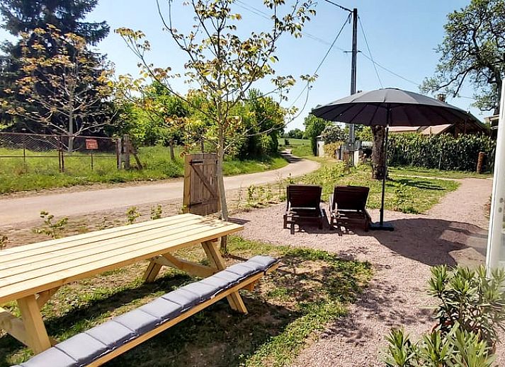 Charmant Vakantiehuisje in Saint Bonnet Troncais, gelegen in het schilderachtige Auvergne, Frankrijk, omringd door groene natuur.