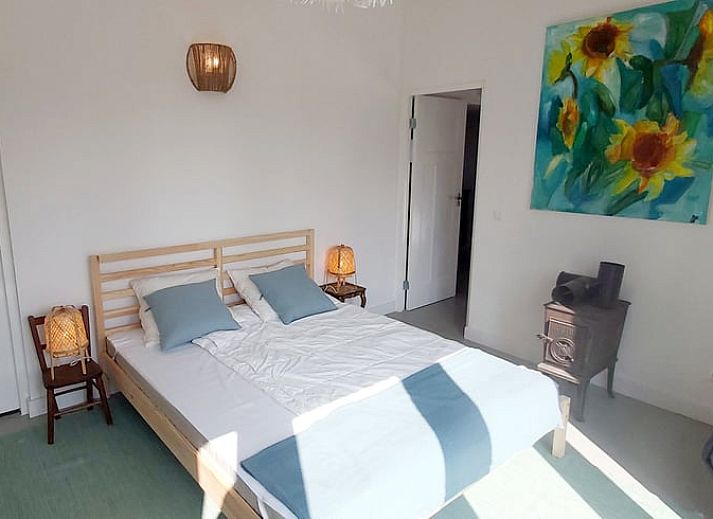 Geniet van de zon op het terras van Vakantiehuisje in Saint Bonnet Troncais, Auvergne, Frankrijk, met comfortabele ligstoelen.