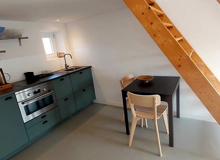 Geniet van de zon op het terras van Vakantiehuisje in Saint Bonnet Troncais, Auvergne, Frankrijk, met comfortabele ligstoelen.