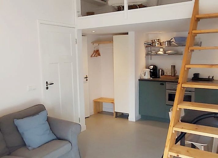 Geniet van de zon op het terras van Vakantiehuisje in Saint Bonnet Troncais, Auvergne, Frankrijk, met comfortabele ligstoelen.