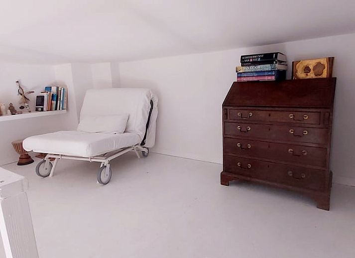 Geniet van de zon op het terras van Vakantiehuisje in Saint Bonnet Troncais, Auvergne, Frankrijk, met comfortabele ligstoelen.