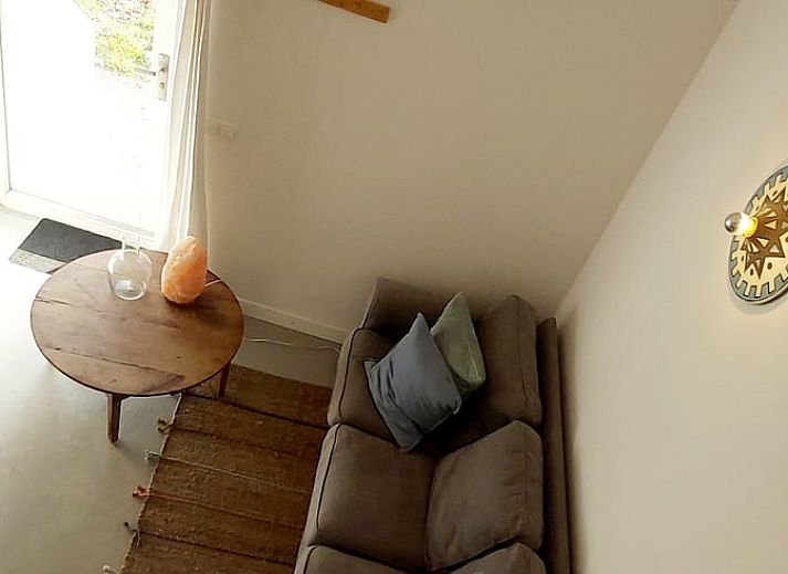 Geniet van de zon op het terras van Vakantiehuisje in Saint Bonnet Troncais, Auvergne, met een charmante tuin en comfortabele ligstoelen.