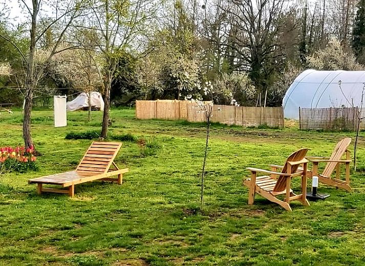 Geniet van de zon op het terras van Vakantiehuisje in Saint Bonnet Troncais, Auvergne, met een charmante tuin en comfortabele ligstoelen.