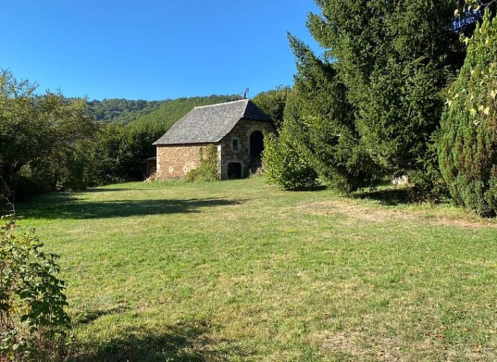 Moderne keuken in Vakantiehuisje in Leucamp, Auvergne, Frankrijk, met stijlvolle apparatuur en elegant ontwerp.