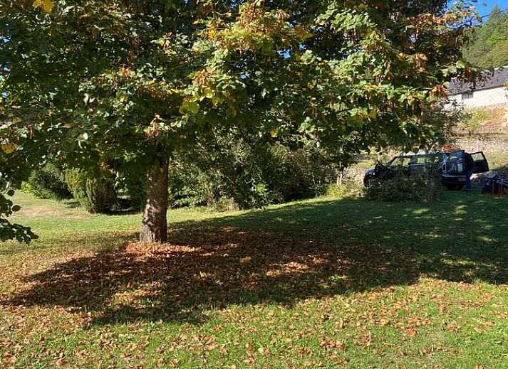 Moderne keuken in Vakantiehuisje in Leucamp, Auvergne, Frankrijk, met stijlvolle apparatuur en elegant ontwerp.