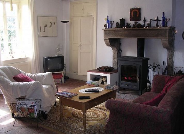 Vakantiehuis in Beaulieu, Bourgondi met charmante stenen gevel en groene omgeving.