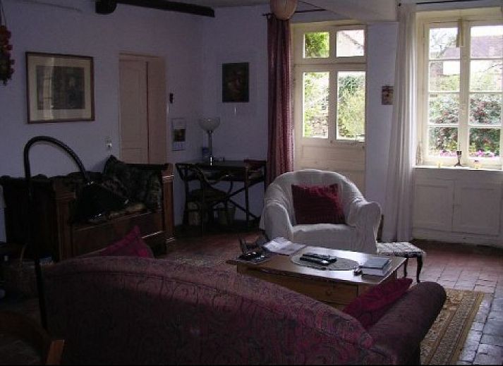 Vakantiehuis in Beaulieu, Bourgondi met charmante stenen gevel en groene omgeving.