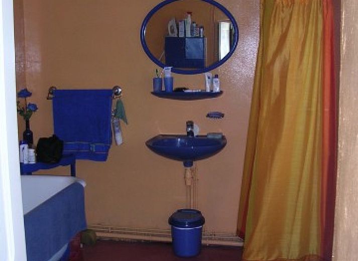 Vakantiehuis in Beaulieu, Bourgondi met charmante stenen gevel en groene omgeving.