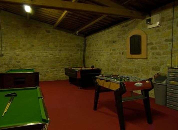 Luftaufnahme eines Ferienhauses in Malguenac, Bretagne, mit grossem Garten und Swimmingpool inmitten gruener Natur.