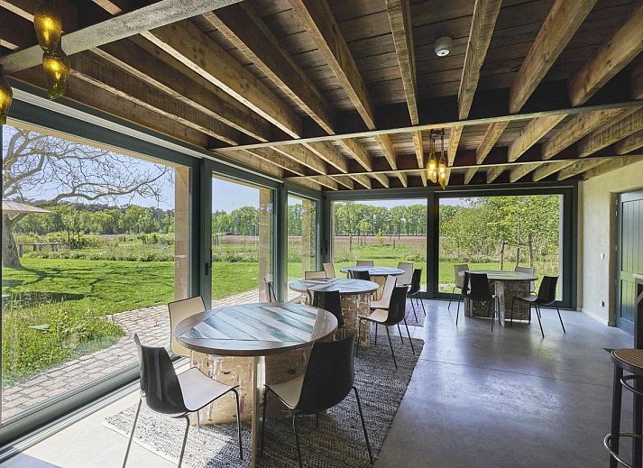 Gezellige woonkamer van Villa Lactea, vakantiehuis in Schilde, met moderne inrichting en open haard.