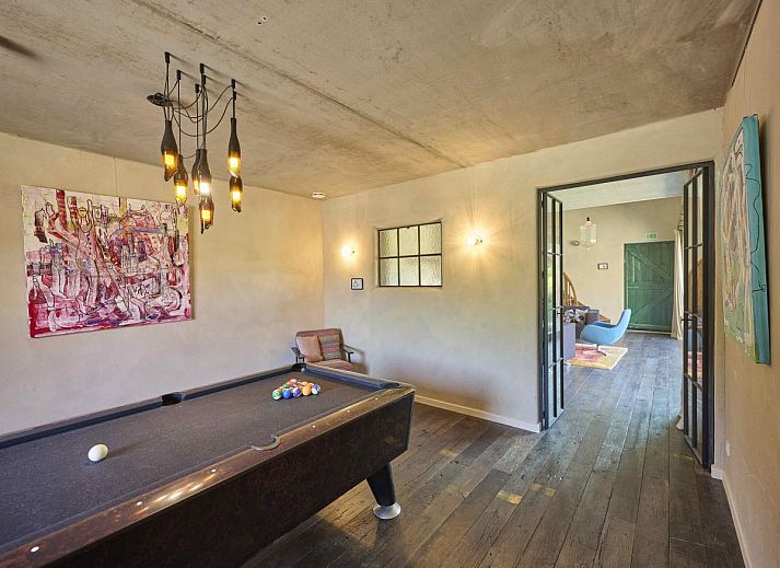 Rustieke eetkamer van Villa Lactea in Schilde, Antwerpen, vakantiehuis met uitzicht op de tuin.