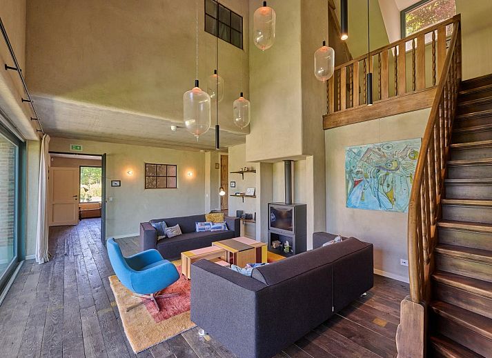 Lactea vakantiehuis in Schilde, Antwerpen omgeven door groene natuur met charmant terras en rustieke architectuur.