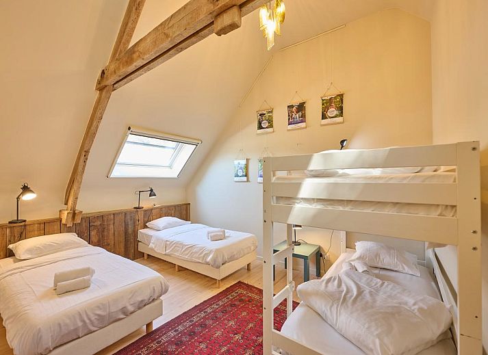 Stijlvolle woonkamer van vakantiehuis Lactea in Schilde, Antwerpen met moderne meubels en een ruimtelijk uitzicht op de tuin.