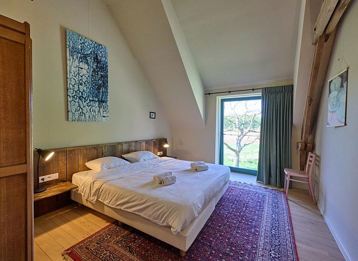 Geniet van de rust op het terras van vakantiehuis Lactea in Schilde, Antwerpen, omgeven door natuur en een charmante bakstenen gevel.