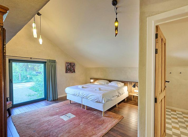 Geniet van de rust op het terras van vakantiehuis Lactea in Schilde, Antwerpen, omgeven door natuur en een charmante bakstenen gevel.