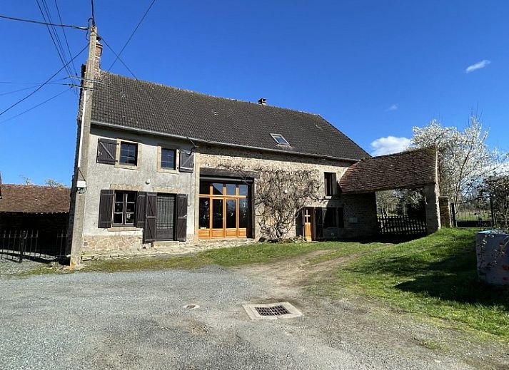 La Vallade vakantiehuis in Le Bourg-d'Hem, Limousin, biedt een charmant stenen exterieur en landelijke omgeving.
