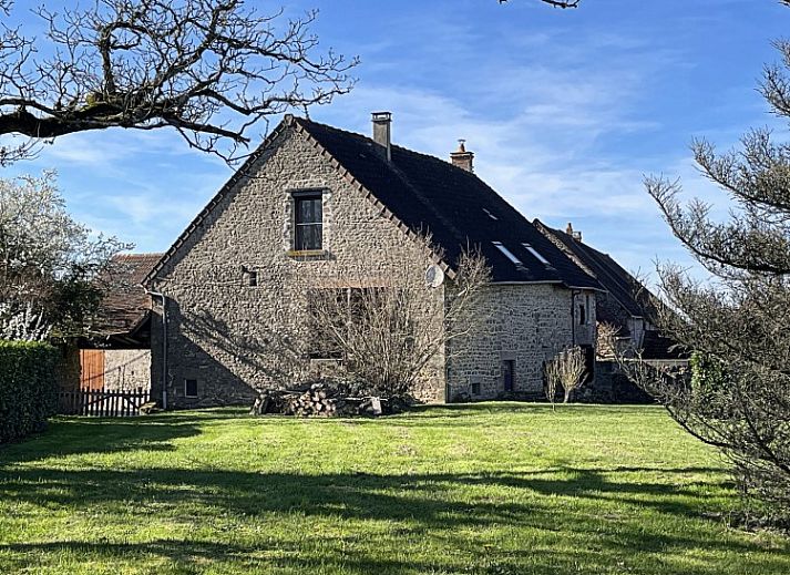 La Vallade vakantiehuis in Le Bourg-d'Hem, Limousin, biedt een charmant stenen exterieur en landelijke omgeving.