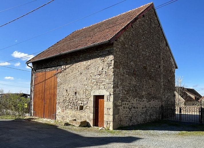 La Vallade vakantiehuis in Le Bourg-d'Hem, Limousin, biedt een charmant stenen exterieur en landelijke omgeving.