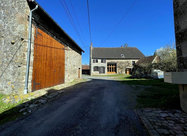 La Vallade vakantiehuis in Le Bourg-d'Hem, Limousin, biedt een charmant stenen exterieur en landelijke omgeving.