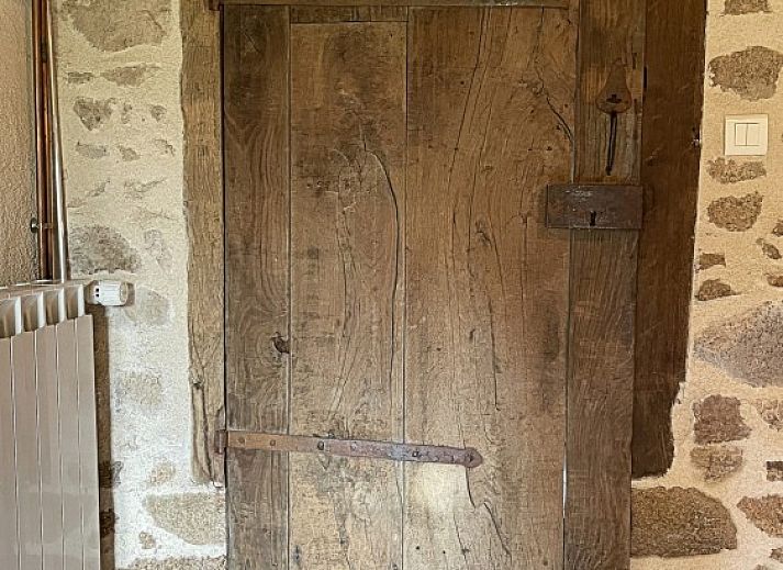La Vallade vakantiehuis in Le Bourg-d'Hem, Limousin, biedt een charmant stenen exterieur en landelijke omgeving.
