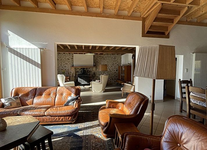 La Vallade vakantiehuis in Le Bourg-d'Hem, Limousin, omringd door groene natuur en rustieke charme.