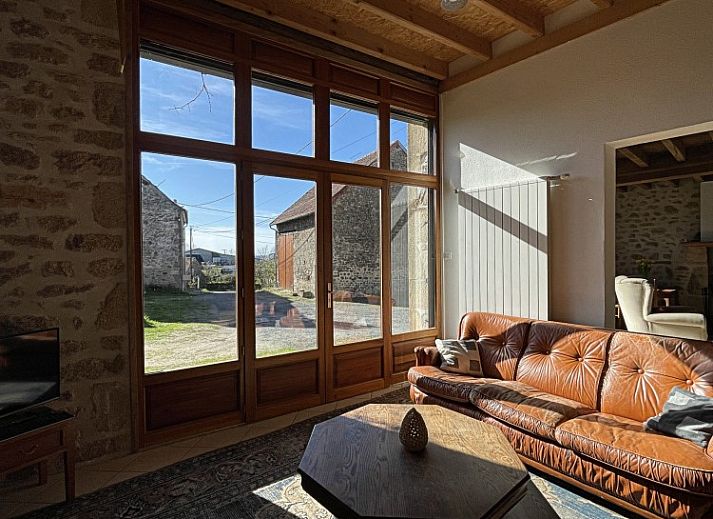 La Vallade vakantiehuis in Le Bourg-d'Hem, Limousin, omringd door groene natuur en rustieke charme.