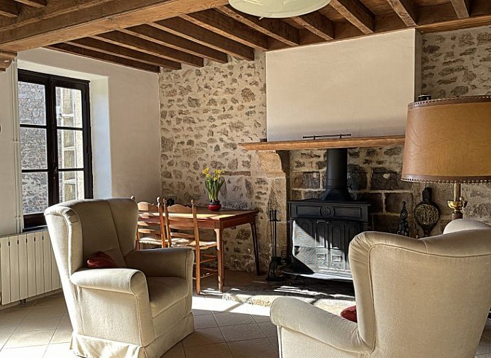 La Vallade vakantiehuis in Le Bourg-d'Hem, Limousin, omringd door groene natuur en rustieke charme.