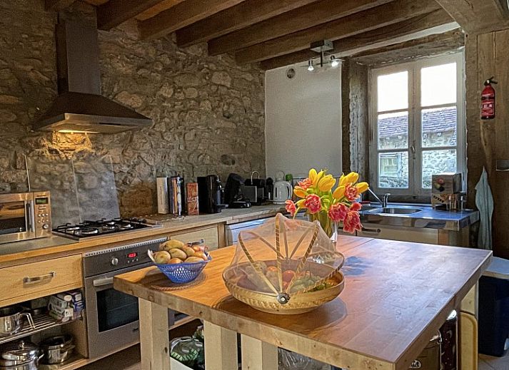 La Vallade vakantiehuis in Le Bourg-d'Hem, Limousin, omringd door groene natuur en rustieke charme.