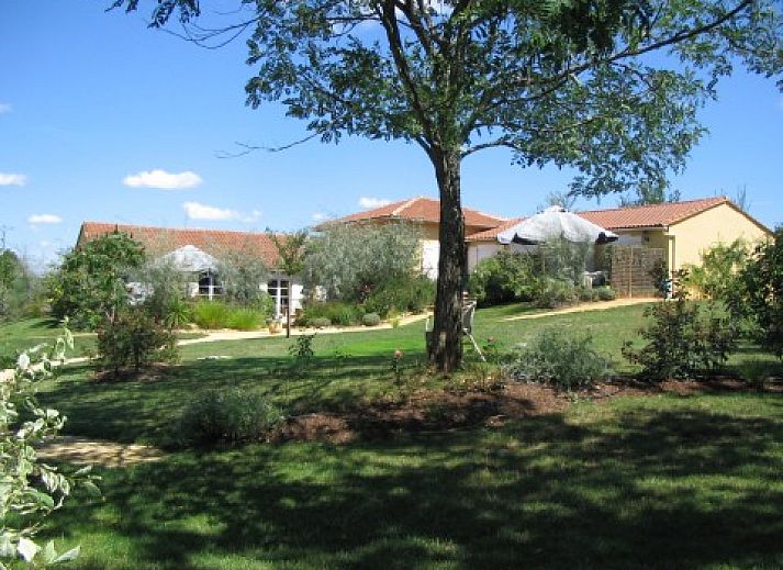 Ontdek Domaine Lou Peyrol, een charmant vakantiehuis in Paleyrac, Aquitaine, omringd door weelderige natuur en rustieke stenen architectuur.