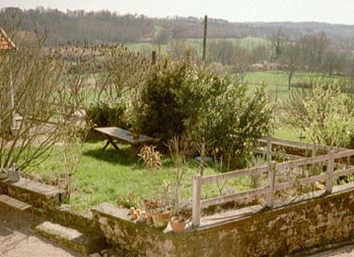 Geniet van de rust bij ATELIER, een charmant vakantiehuis in Villars, Aquitaine, met een uitnodigend terras en prachtige natuur.