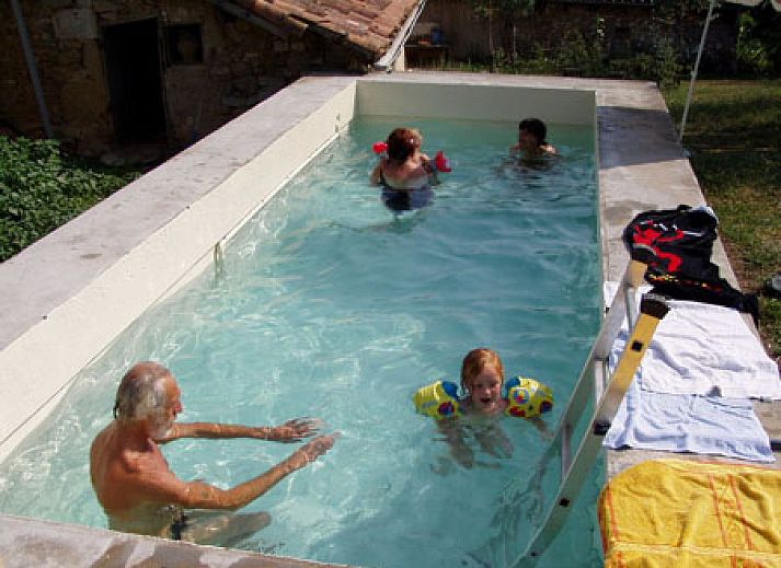 Geniet van de rust bij ATELIER, een charmant vakantiehuis in Villars, Aquitaine, met een uitnodigend terras en prachtige natuur.