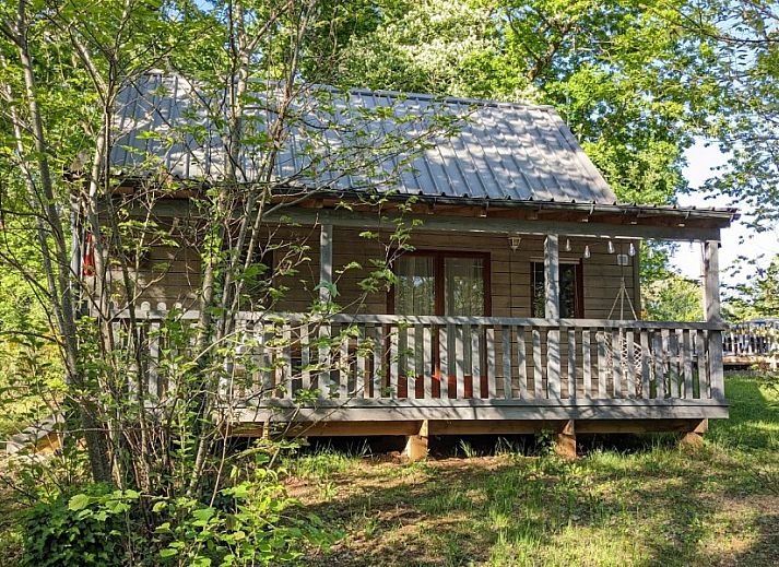 Verblijf in Castelwood, een charmante chalet in Biron, Aquitaine, omringd door groene natuur en rust.