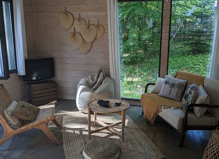 Verblijf in Castelwood, een charmante chalet in Biron, Aquitaine, omringd door groene natuur en rust.
