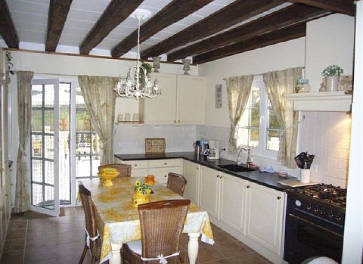 Villa Monplaisant in Monplaisant, Aquitaine biedt luxe vakantiehuis met zwembad en terras in groene omgeving.