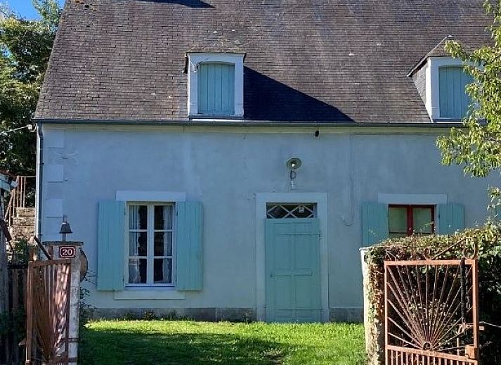Charmant vakantiehuis Maison Blanche in Ids-Saint-Roch, Centre, Frankrijk met rustieke uitstraling en groene omgeving.