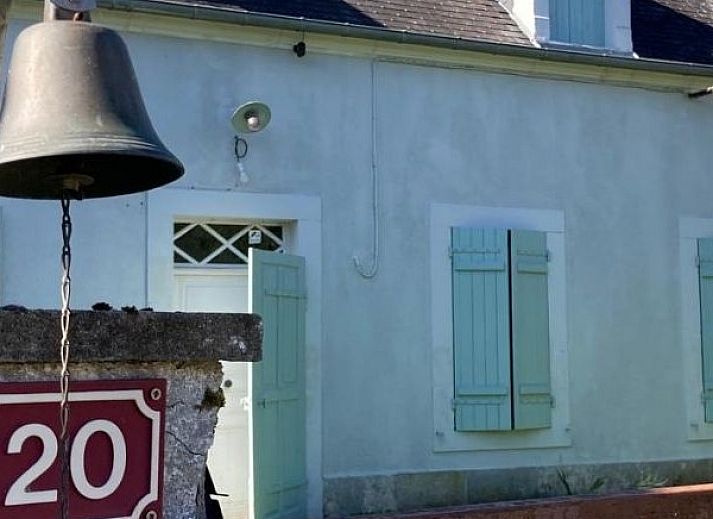 Charmant vakantiehuis Maison Blanche in Ids-Saint-Roch, Centre, Frankrijk met rustieke uitstraling en groene omgeving.