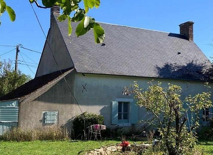 Charmant vakantiehuis Maison Blanche in Ids-Saint-Roch, Centre, Frankrijk met rustieke uitstraling en groene omgeving.