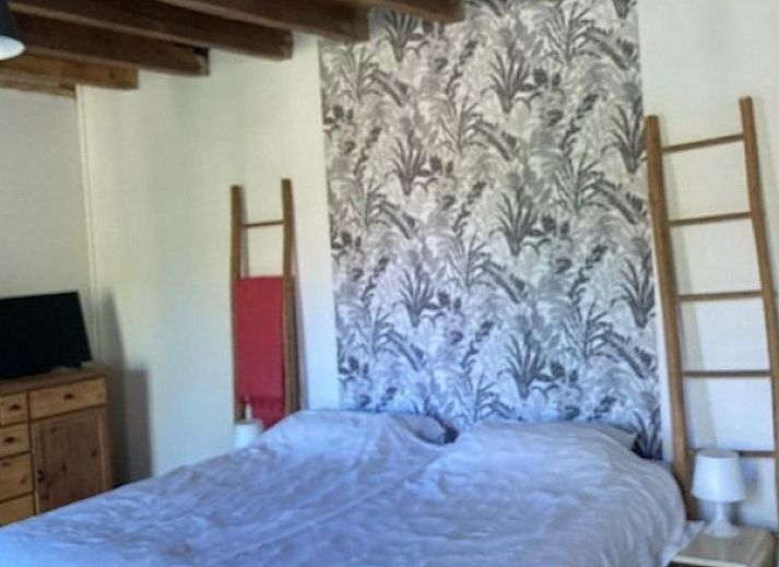 Maison Blanche, een charmant vakantiehuis in Ids-Saint-Roch, Centre, Frankrijk, met een weelderige tuin en rustieke uitstraling.
