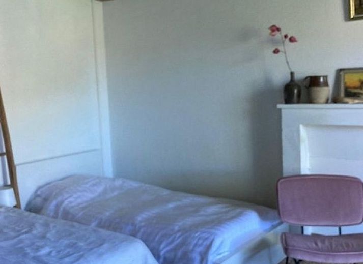 Maison Blanche, een charmant vakantiehuis in Ids-Saint-Roch, Centre, Frankrijk, met een weelderige tuin en rustieke uitstraling.
