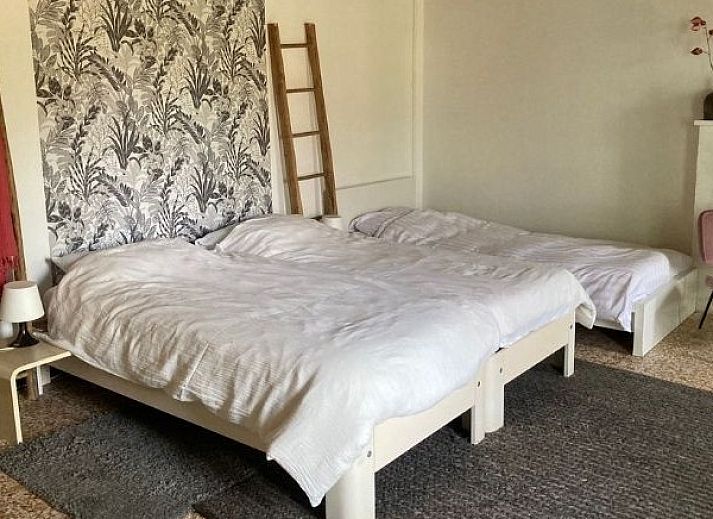 Maison Blanche, een charmant vakantiehuis in Ids-Saint-Roch, Centre, Frankrijk, met een weelderige tuin en rustieke uitstraling.