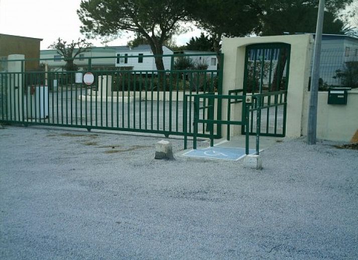 Ingang van vente mobil home dans camping, stacaravan in Saint-Fliu-d'Avall, Languedoc/Roussillon, omgeven door natuur.