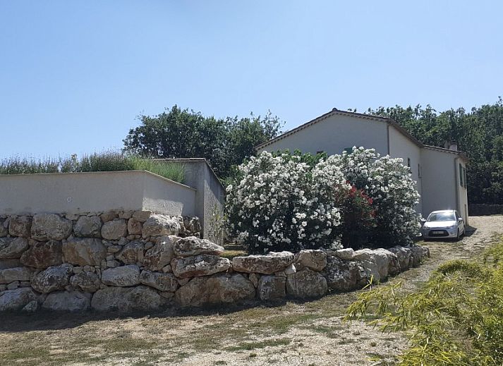 Geniet van het uitzicht op de natuur vanaf het terras van Villa du Castel in Meyrannes, een charmant vakantiehuis in Languedoc, Frankrijk.
