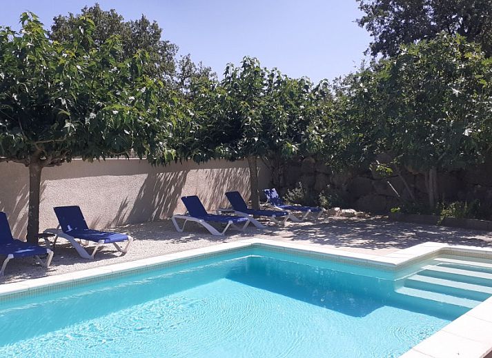 Geniet van het uitzicht op de natuur vanaf het terras van Villa du Castel in Meyrannes, een charmant vakantiehuis in Languedoc, Frankrijk.