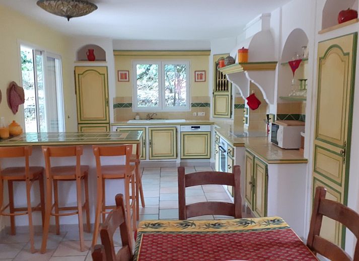Villa du Castel in Meyrannes, Frankrijk, biedt een charmant vakantiehuis omgeven door weelderige natuur en rustieke stenen muren.