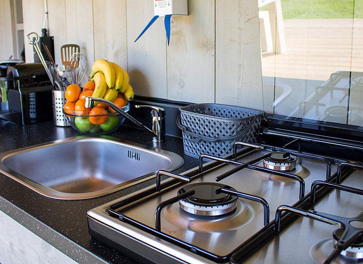 Nomad tenthuis in Cendras, Languedoc, biedt een rustieke glampingervaring te midden van weelderige natuur en serene omgeving.