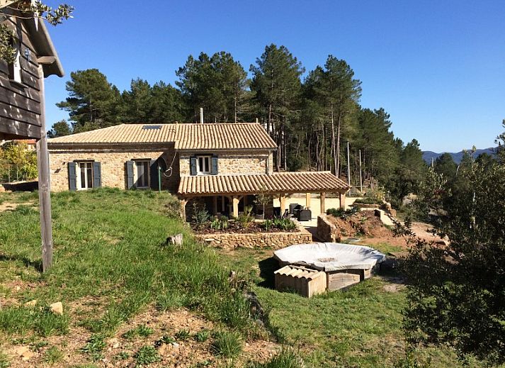 La vieille briqueterie vakantiehuis in Bordezac, Languedoc. Authentieke stenen gevel met terras en omliggende natuur.